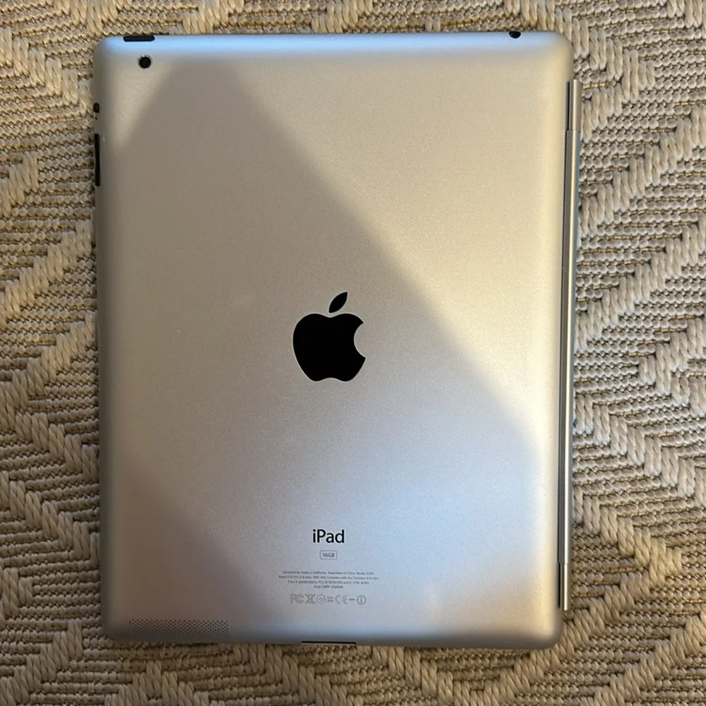 iPad 2nd gen - 16GB- with blue magnetic Apple ScreenProtector/ Cover